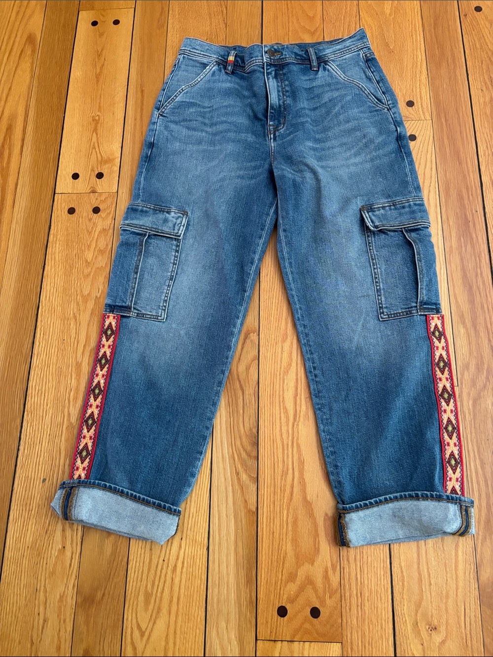 Johnny Was Womens Blue Denim Cargo Jeans with Embroidered Side Trim. Size 29